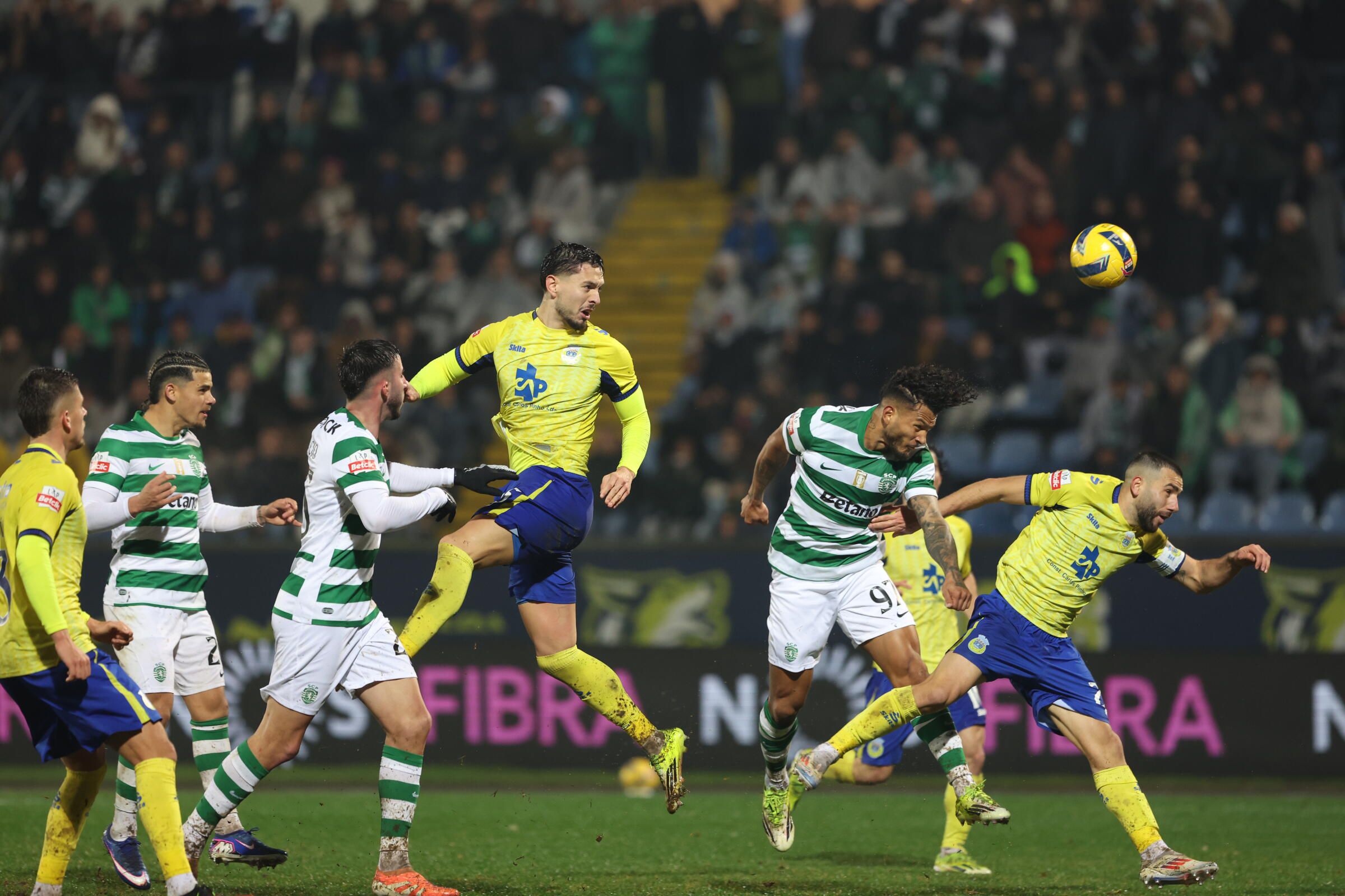 ... e cabeceou para o fundo das redes, aos 90+6', dando a vitória ao Sporting  (Foto: Catarina Morais/Kapta+)