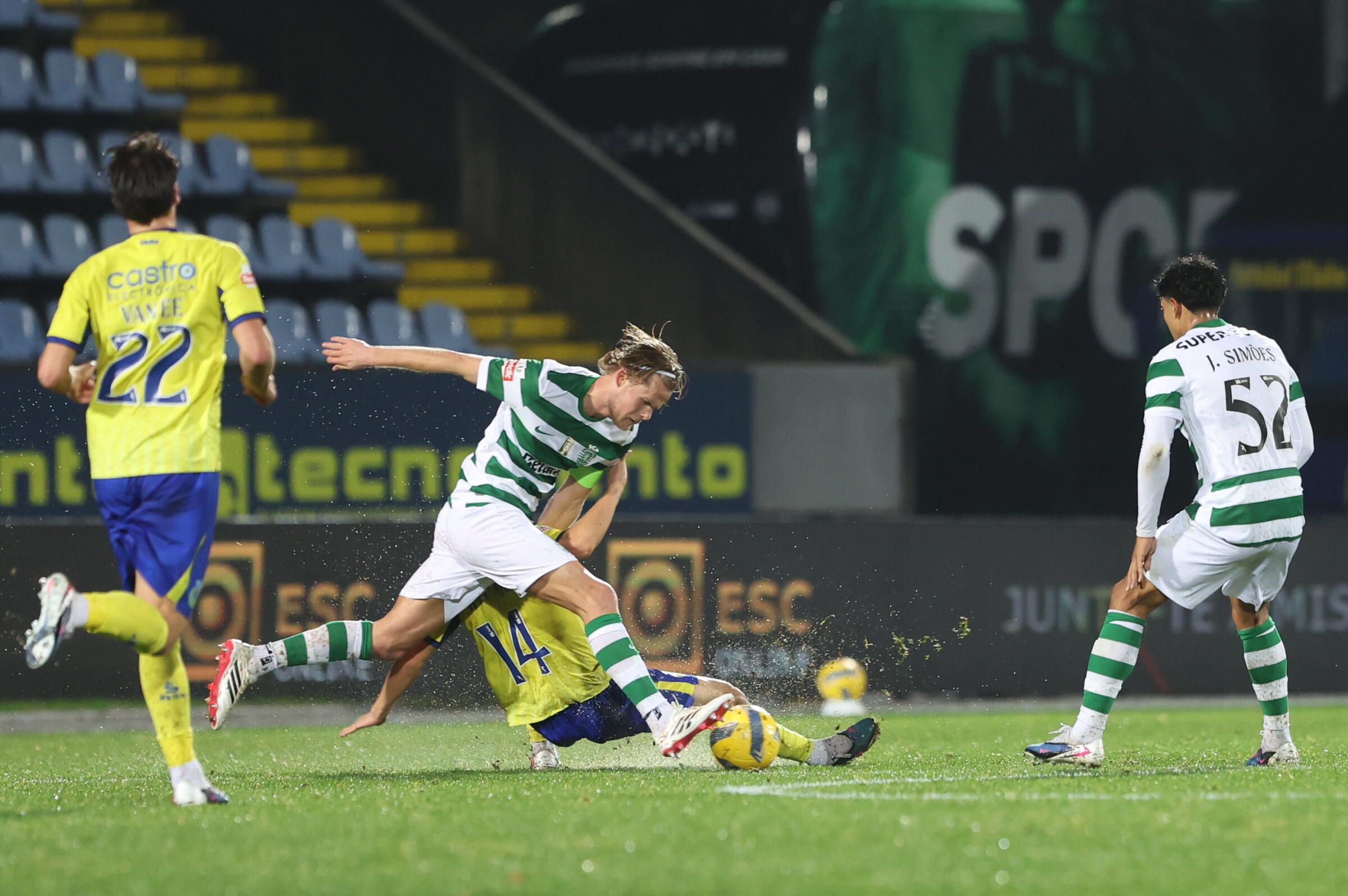 Chuve marcou jogo, como se pode ver pelas imagens (Foto: Catarina Morais/Kapta+)