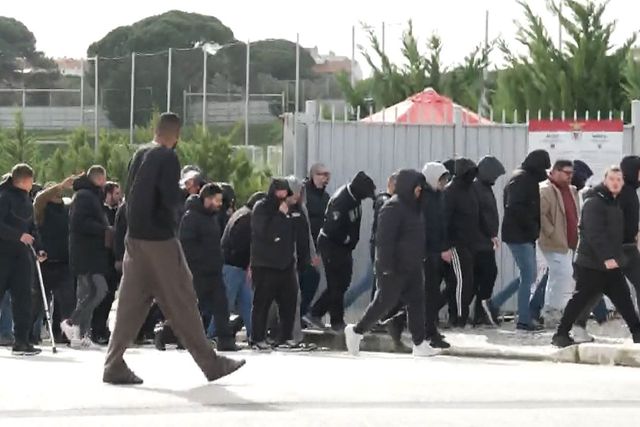 Cerca de 200 adeptos deixam centro de formação e treino do Benfica no Seixal, depois de falarem com Mourinho e capitães de equipa — Foto: A BOLA