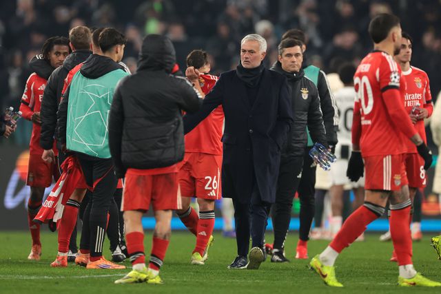 Mourinho funciona como um escudo no Benfica — Foto: IMAGO