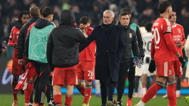 Mourinho funciona como um escudo no Benfica — Foto: IMAGO