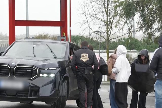 Mourinho parou para dar autógrafos e posar para as fotografias