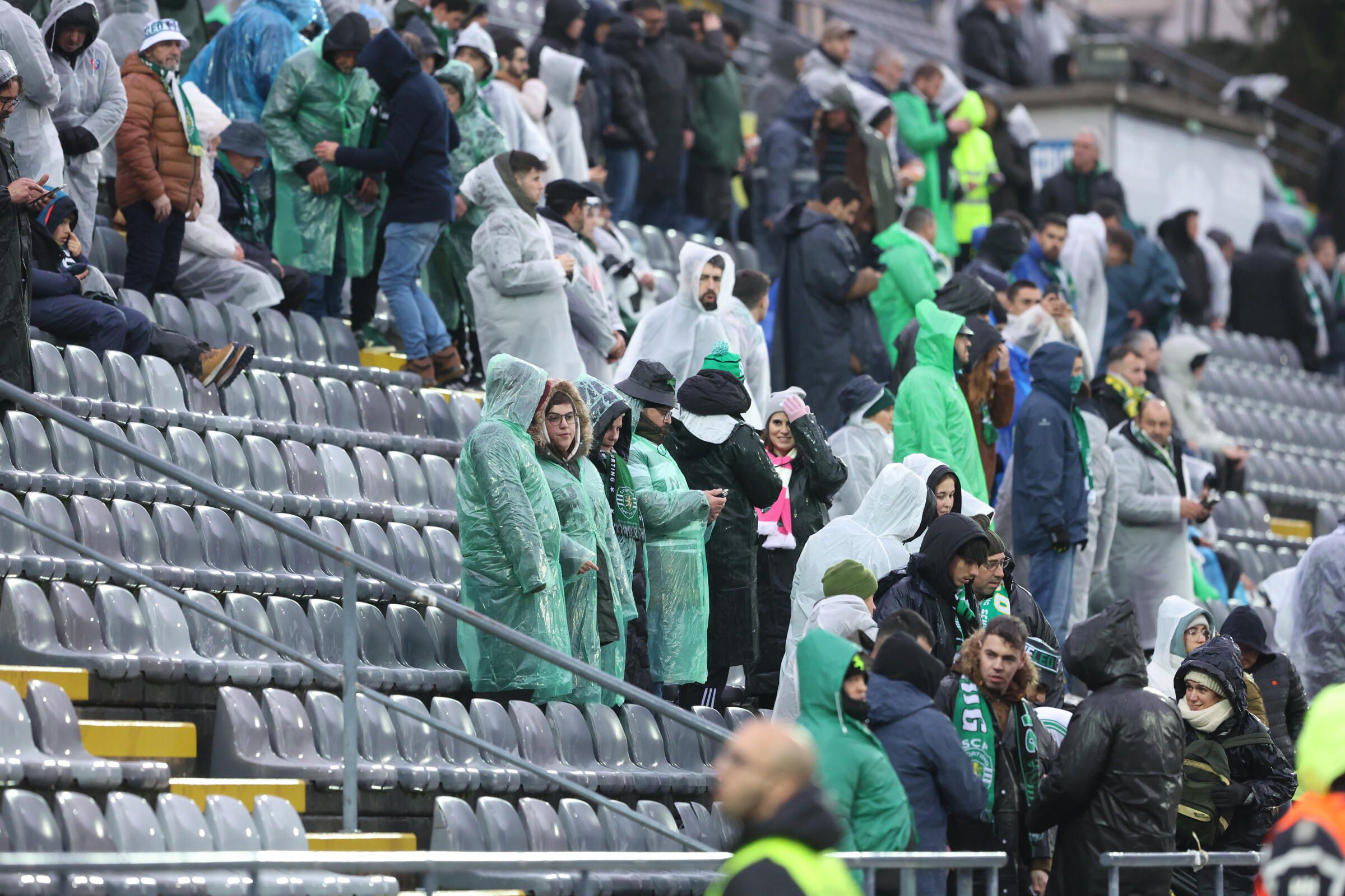 Adeptos do Sporting chegaram cedo ao Estádio Municipal de Arouca (Foto: Catarina Morais/Kapta+)
