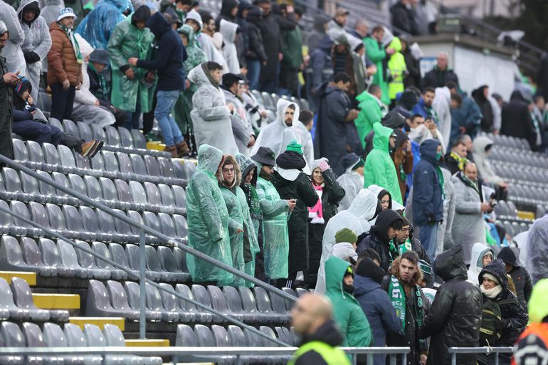 Adeptos do Sporting chegaram cedo ao Estádio Municipal de Arouca (Foto: Catarina Morais/Kapta+)