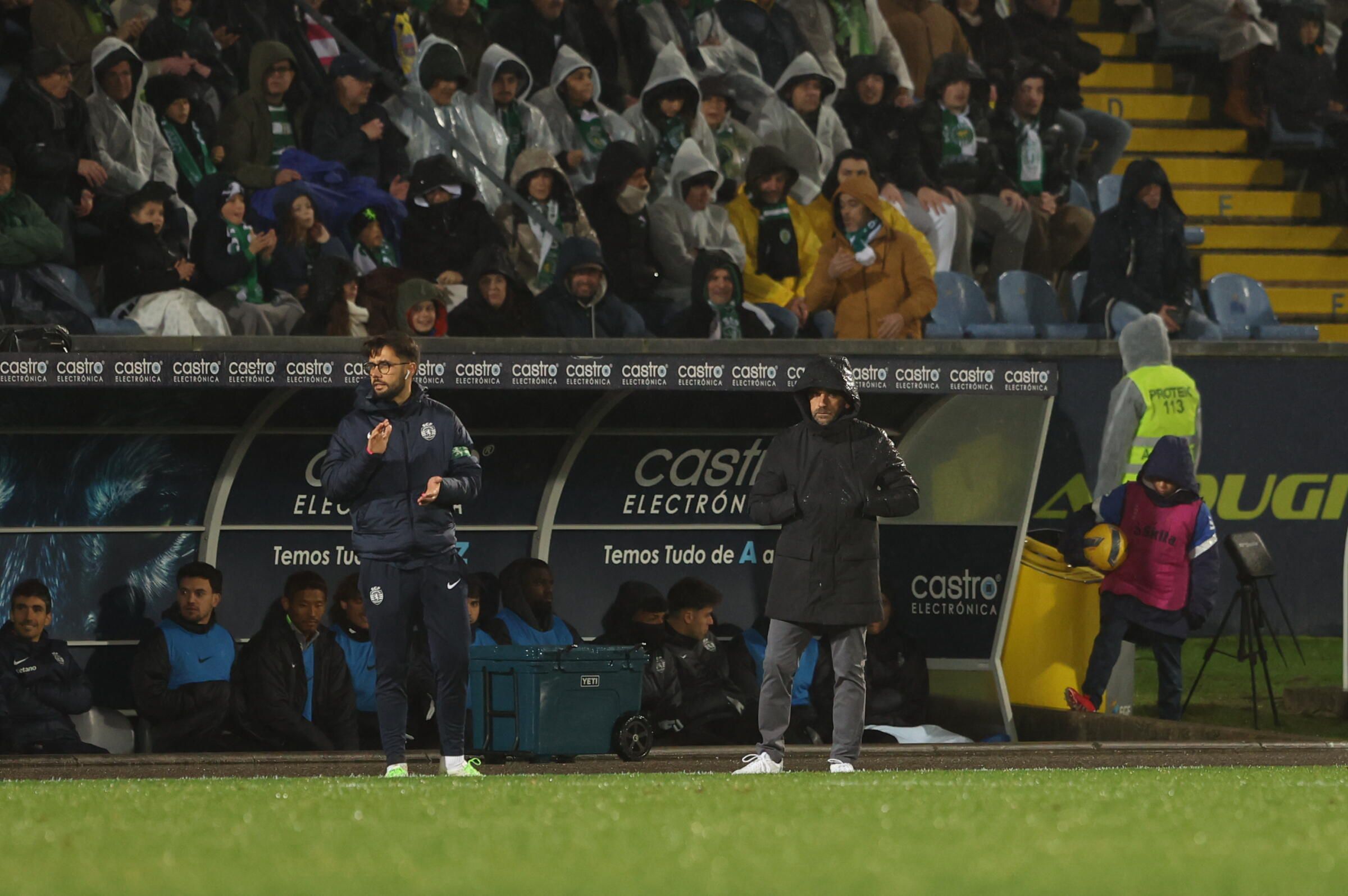 Rui Borges tentava proteger-se da chuva (Foto: Catarina Morais/Kapta+)