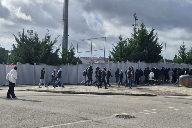 Grupo de adeptos que esteve no centro de estágio deixa o espaço — Foto: A BOLA