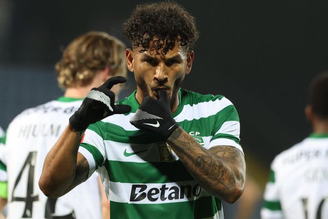 Celebração de Luis Suárez com dedicatória à família, que se sente muito bem em Portuigal - Foto: CATARINA MORAIS/KAPTA+