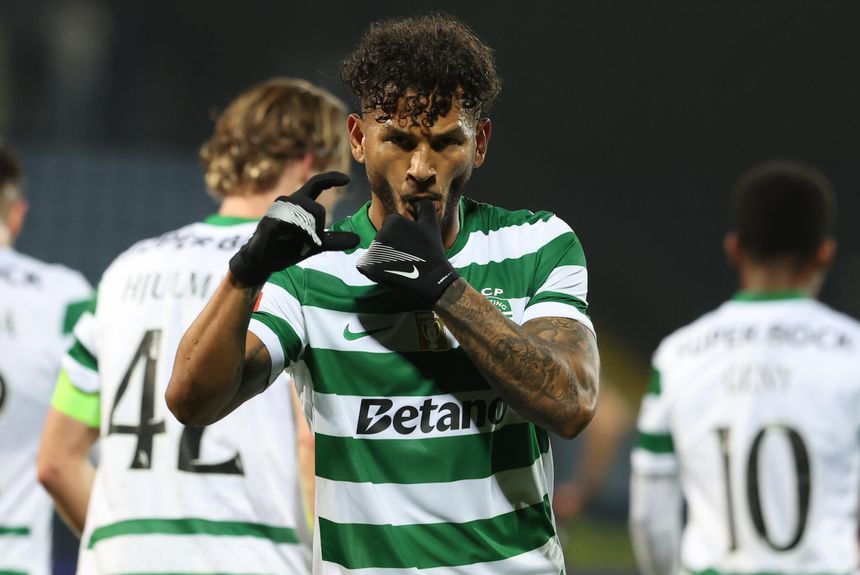 Celebração de Luis Suárez com dedicatória à família, que se sente muito bem em Portuigal - Foto: CATARINA MORAIS/KAPTA+