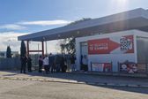 Presença policial na porta do centro de estágio do Benfica, no Seixal — Foto: A BOLA