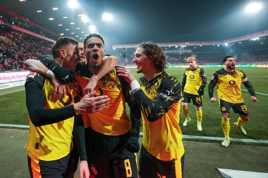 Fábio Silva a celebrar um dos três golos do Dortmund