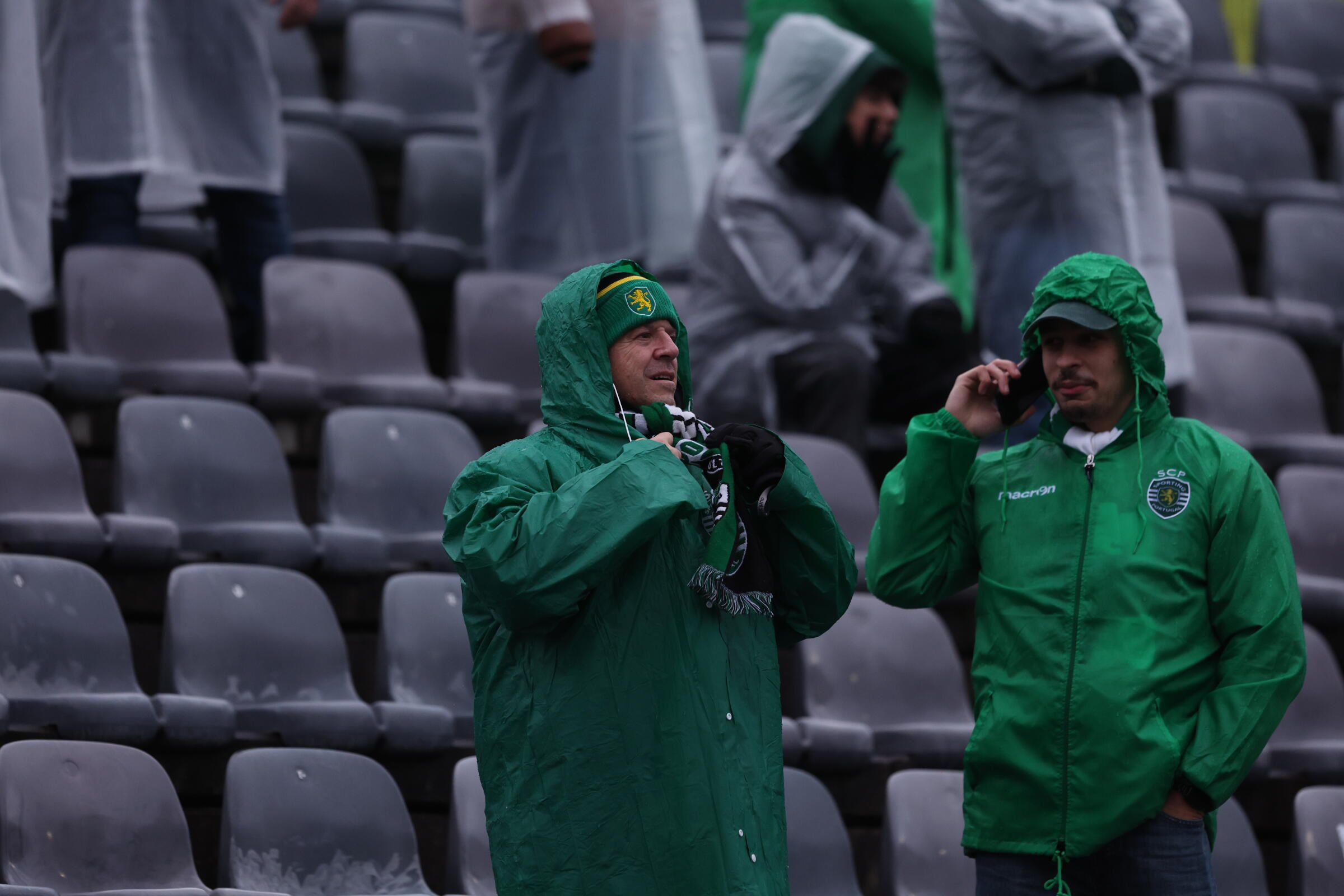 Adeptos do Sporting no Estádio Municipal de Arouca (Foto: Catarina Morais/Kapta+)