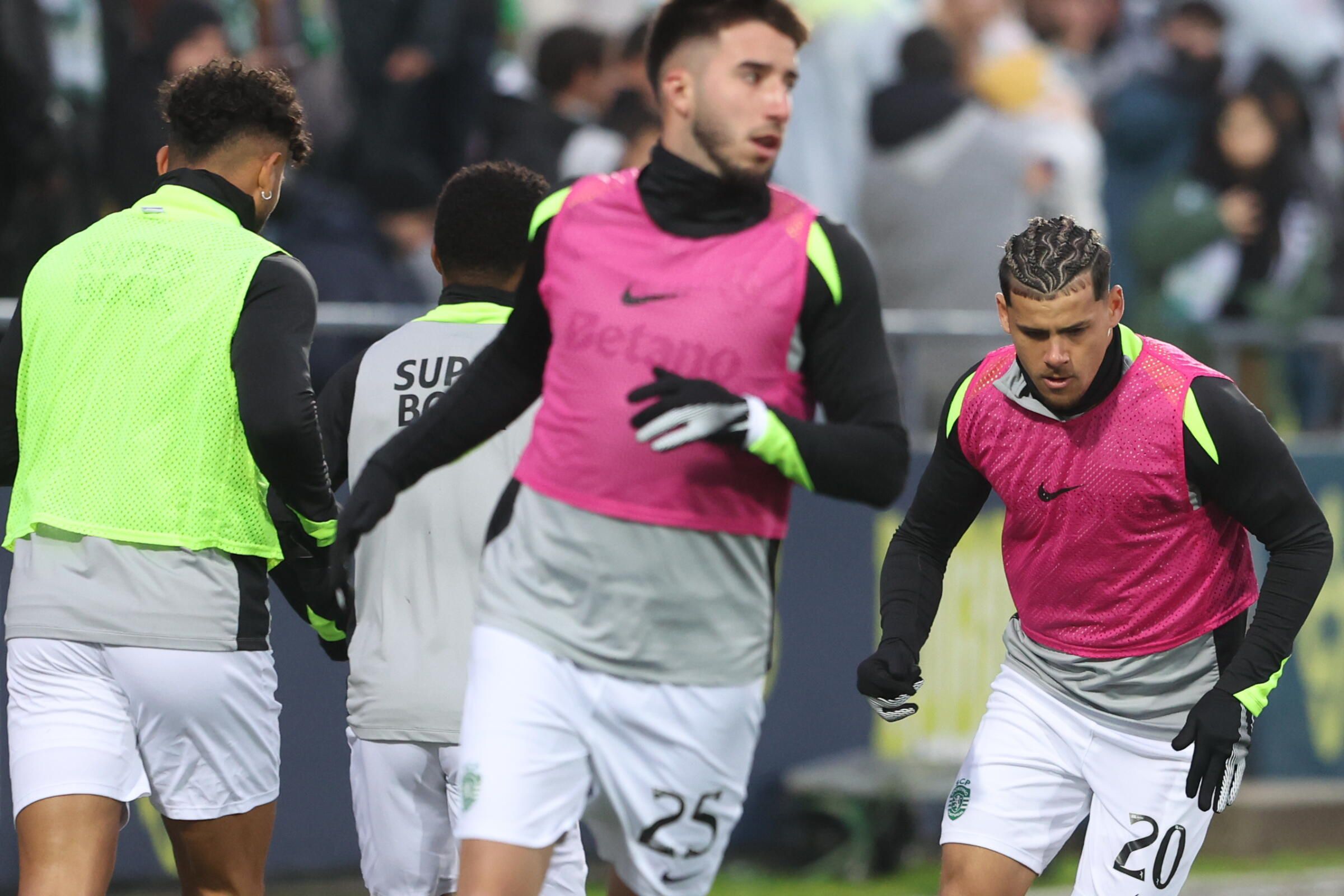 Gonçalo Inácio e Maxi Araújo no aquecimento (Foto: Catarina Morais/Kapta+)