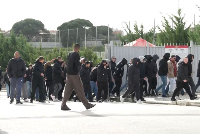 Imagens dos adeptos a entrar no centro de treinos e estágios do Benfica - Foto A BOLA