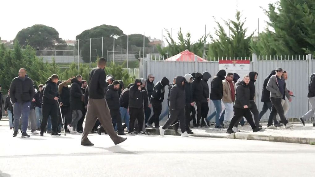 Imagens dos adeptos a entrar no centro de treinos e estágios do Benfica - Foto A BOLA