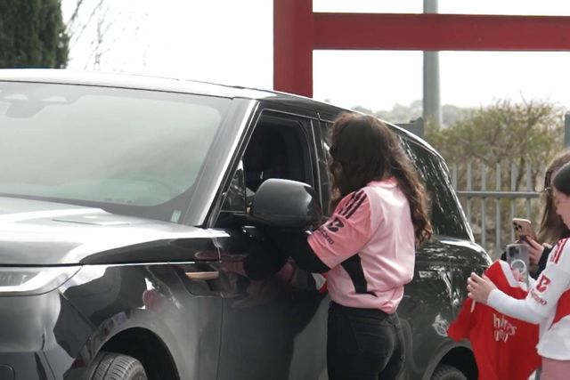 Sudakov dá autógrafos à saída do Seixal