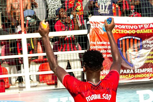 A festa entre jogadores e adeptos do 1.º de Agosto (foto: Clube Desportivo 1.º Agosto)