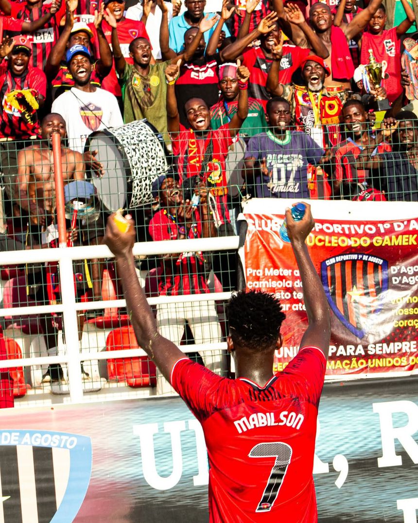 A festa entre jogadores e adeptos do 1.º de Agosto (foto: Clube Desportivo 1.º Agosto)