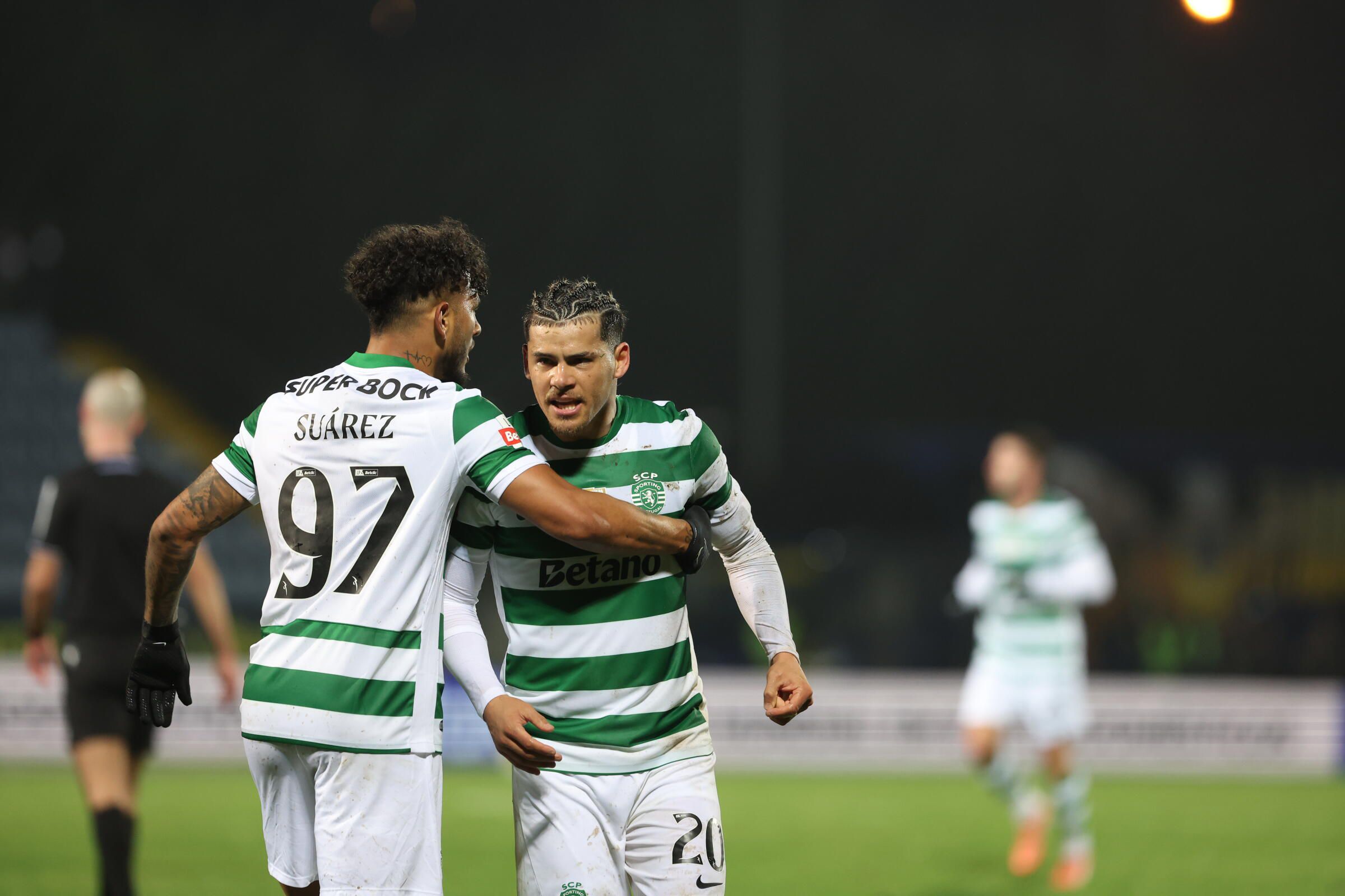 Maxi Araújo foi celebrar com Luis Suárez (Foto: Catarina Morais/Kapta+)