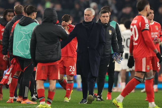 Mourinho cumprimenta os jogadores depois da derrota com a Juventus, a terceira nos últimos quatro jogos do Benfica — Foto: IMAGO