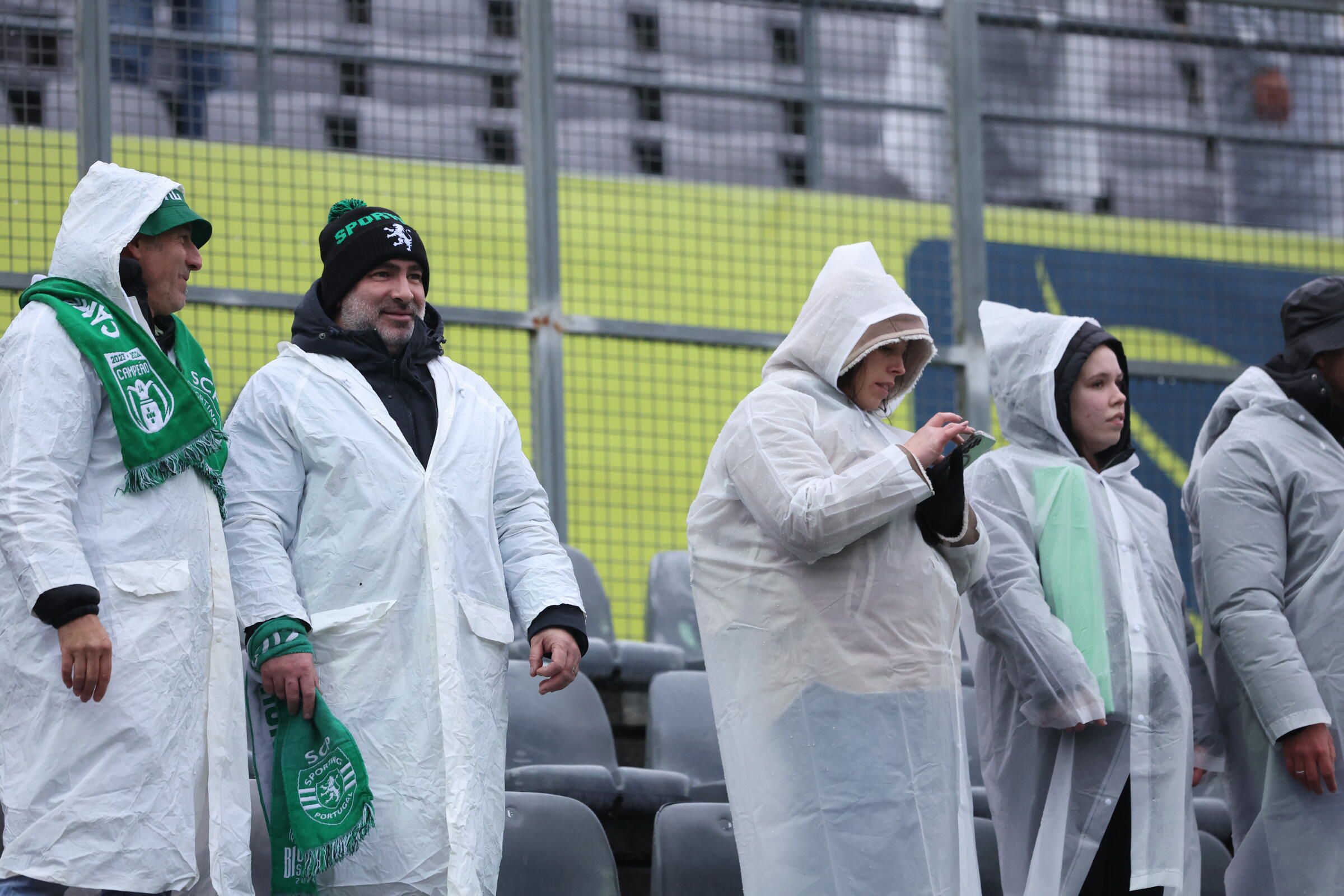 Adeptos do Sporting no Estádio Municipal de Arouca (Foto: Catarina Morais/Kapta+)