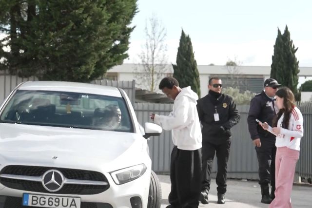 Sidny Cabral dá autógrafos no Seixal