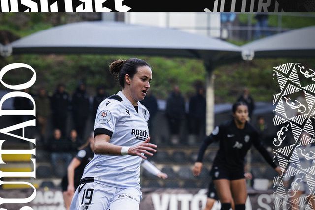 Maria Baleia conduzia a bola no ataque. (Foto: Vitória de Guimarães)