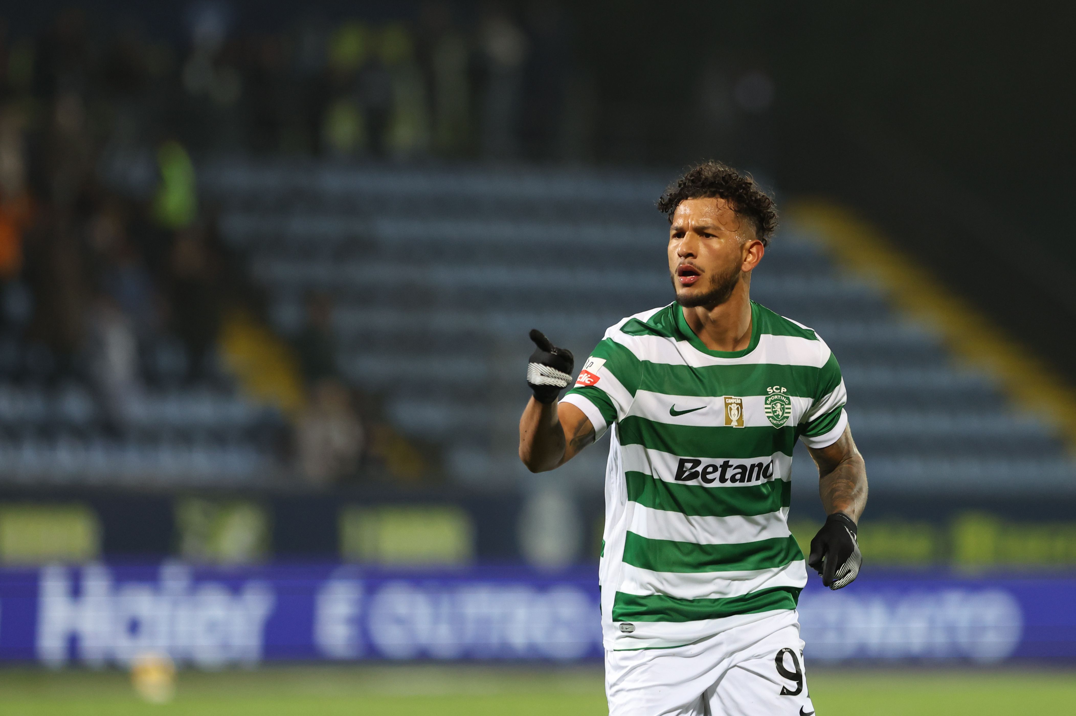 Suárez marcou os dois golos da vitória sofrida dos leões em Arouca - Foto: Catarina Morais/Kapta+