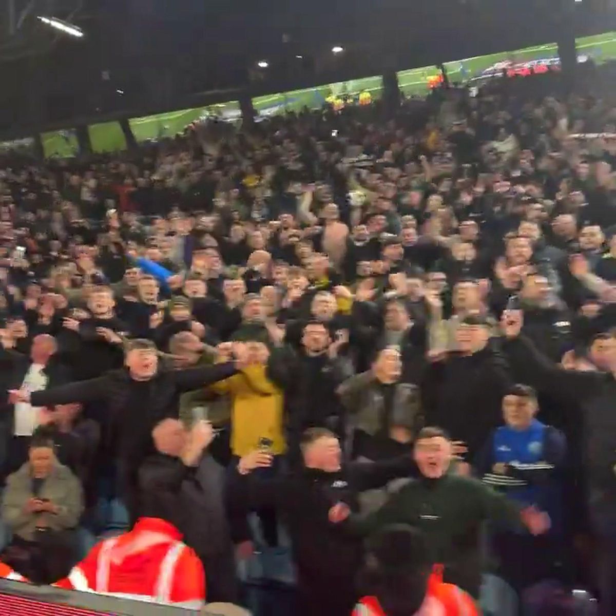 «I predict a riot», cenas incríveis nas bancadas do LeedsLeicester