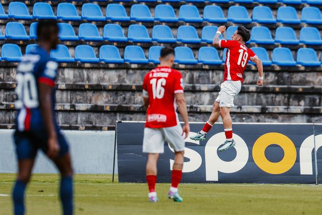 Bis de Bruno Almeida mantém Santa Clara na liderança