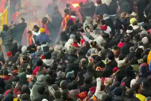 Caos nas bancadas no Fenerbahçe-Galatasaray