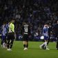 Pepê a sair lesionado ao minuto 28 no FC Porto-V. Guimarães