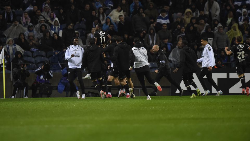 Jogadores do Vitória de Guimarães a celebrarem o golo de Embaló