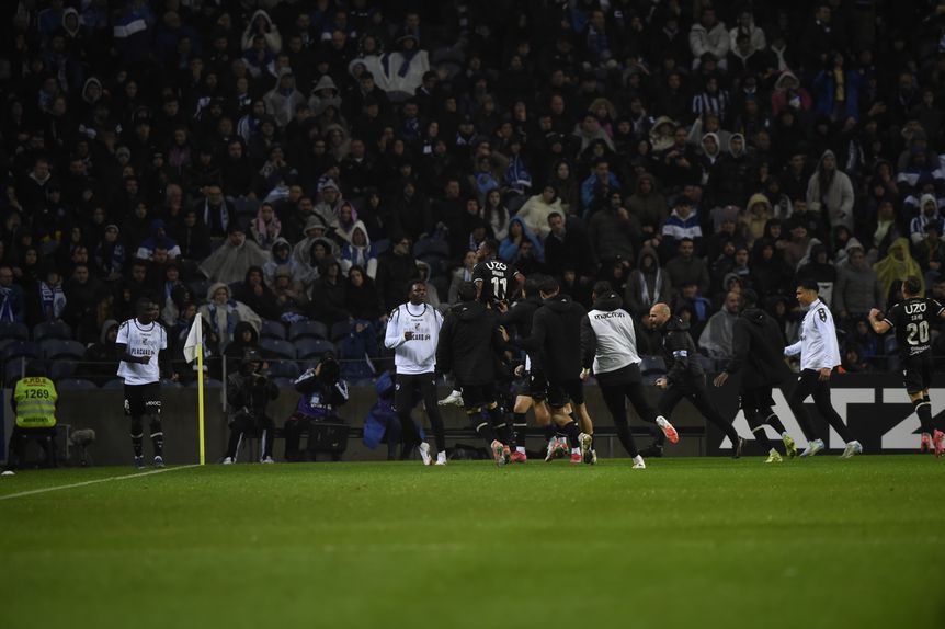 Jogadores do Vitória de Guimarães a celebrarem o golo de Embaló