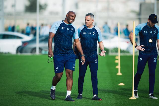 José Gomes, treinador do Al Fateh, a orientar o treino antes do jogo com a sua equipa técnica