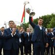 Fernando Gomes ao lado do capitão Cristiano Ronaldo, após a conquista do Euro 2016 (foto: Miguel Nunes)
