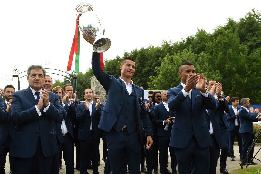 Fernando Gomes ao lado do capitão Cristiano Ronaldo, após a conquista do Euro 2016 (foto: Miguel Nunes)