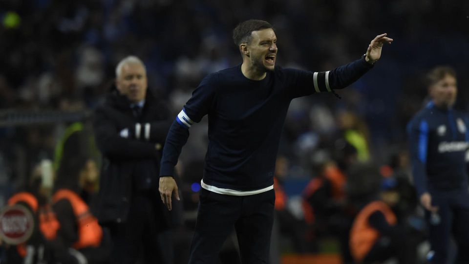 Martín Anselmi dá instruções aos jogadores do FC Porto