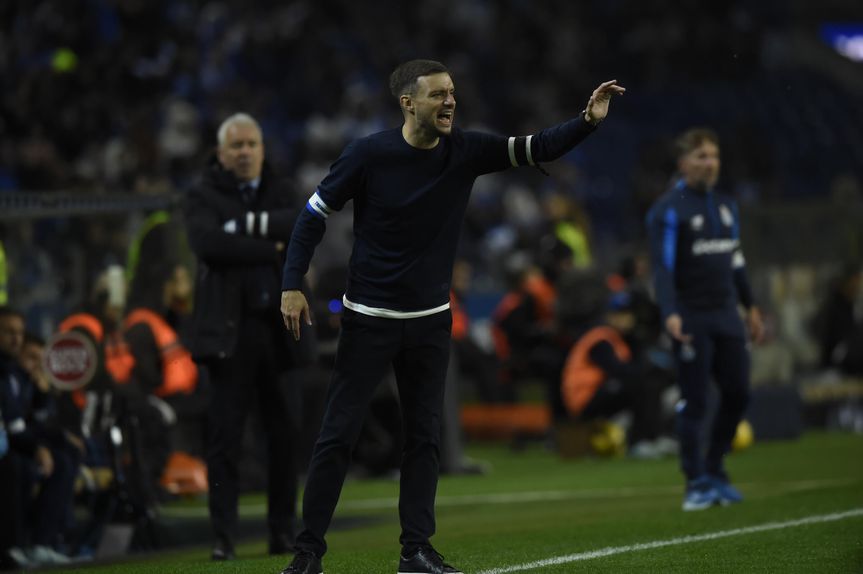 Martín Anselmi dá instruções aos jogadores do FC Porto