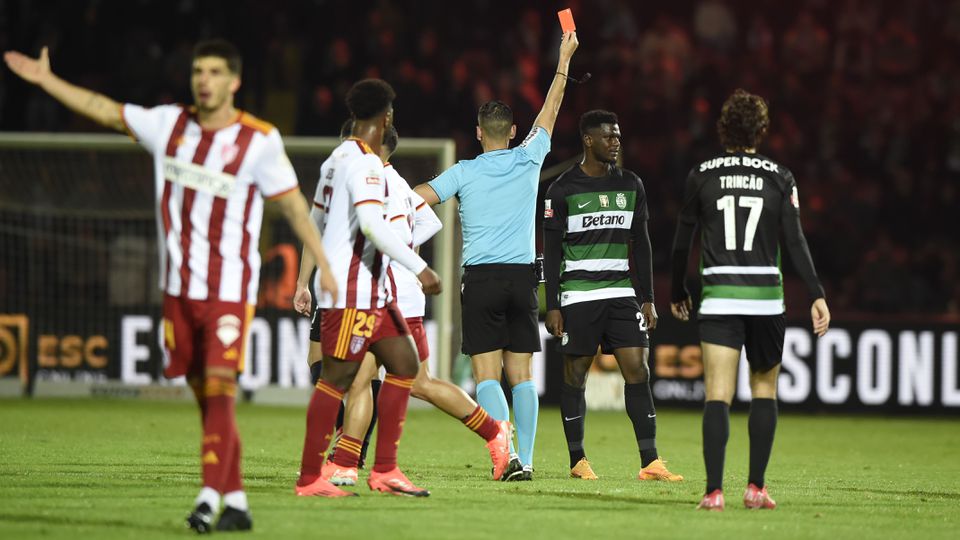 Fábio Veríssimo mostra o cartão vermelho a Diomande no AVES SAD-Sporting do último domingo, 23 de fevereiro, jogo da 23.ª jornada da Liga que terminou com um empate a dois golos