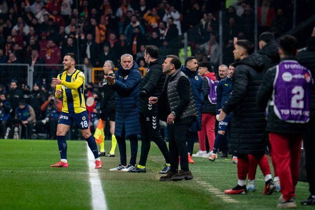 José Mourinho, treinador do Fenerbahçe, durante o jogo em casa do Galatasaray