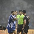 Alan Varela a falar com a equipa de arbitragem no FC Porto-Vitória de Guimarães