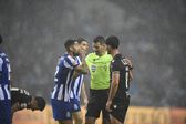 Alan Varela a falar com a equipa de arbitragem no FC Porto-Vitória de Guimarães