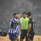Alan Varela a falar com a equipa de arbitragem no FC Porto-Vitória de Guimarães