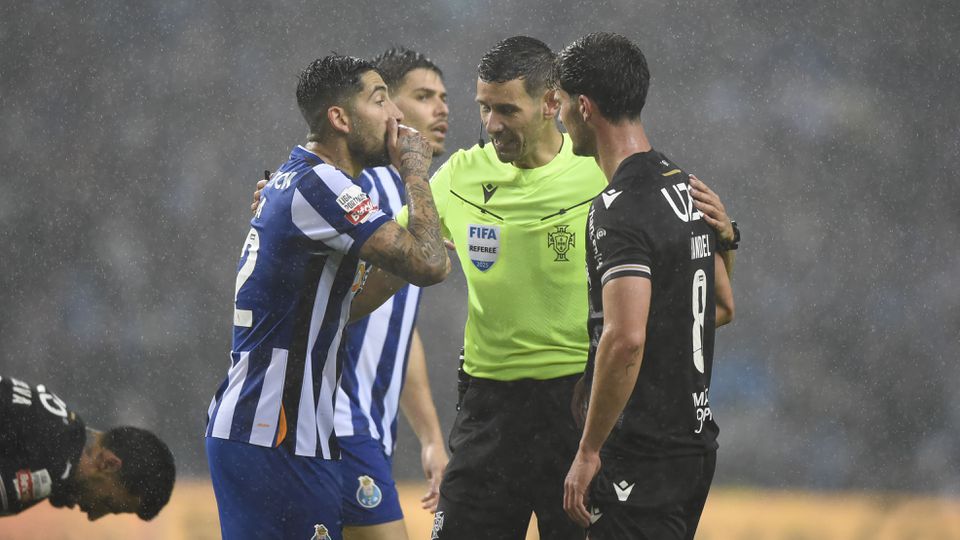 Alan Varela a falar com a equipa de arbitragem no FC Porto-Vitória de Guimarães