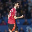 Bruno Fernandes, capitão do Manchester United, a celebrar o seu golo de livre direto em Goodison Park