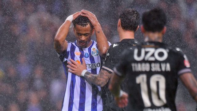 Gonçalo Borges é a imagem do desalento do FC Porto após o empate frente ao V. Guimarães