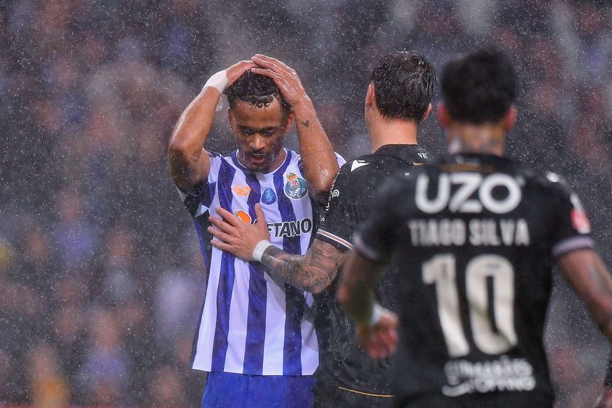 Gonçalo Borges é a imagem do desalento do FC Porto após o empate frente ao V. Guimarães