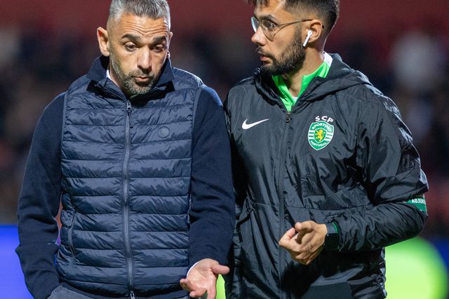 Rui Borges a trocar impressões com Fernando Morato após o jogo na Vila das Aves, em que o Sporting empatou a dois golos