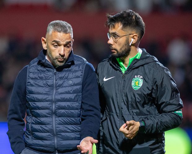 Rui Borges a trocar impressões com Fernando Morato após o jogo na Vila das Aves, em que o Sporting empatou a dois golos