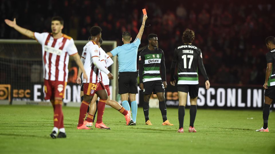 O momento da expulsão de Duarte Gomes no Aves SAD-Sporting (foto: Grafislab)